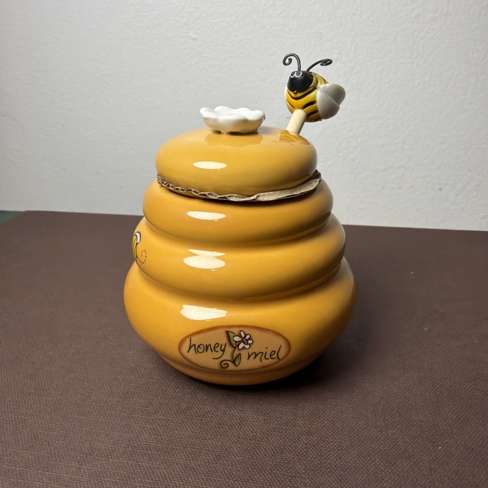 NWOT Yellow Ceramic Beehive Honey Pot Jar w/ Lid & Wooden Bumble Bee Honey Comb